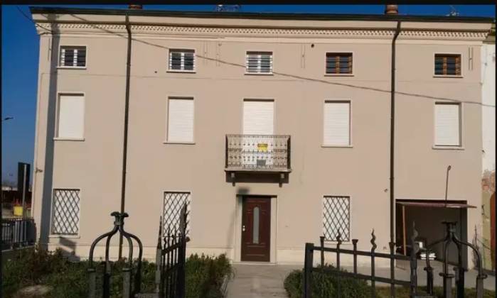 Casa indipendente in Via Roma sud, Borgo Mantovano